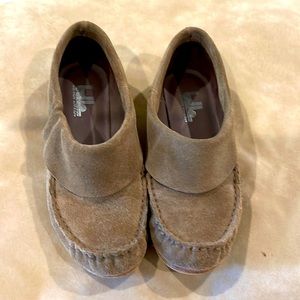 Tan Belle moccasin- like leather flats 5M.